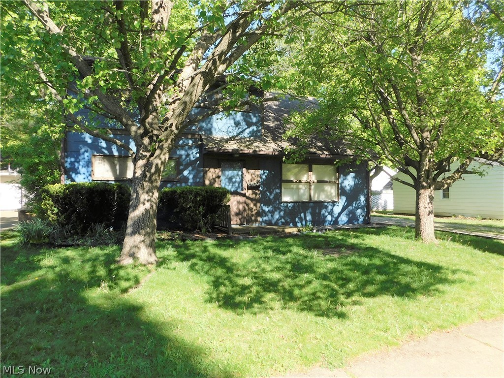 CALLING ALL INVESTORS!!!  Here's a great opportunity to purchase a home in sought after River Estates development!  House needs a lot of work but this property has a TON of potential!! Homes surrounding this are selling for top dollar,  updating this one could be the next buyer's dream home OR a fabulous long term rental property!  HURRY, you know how this market is and guaranteed, this one will fly off the shelves!!  
HOUSE BEING SOLD AS IS, seller will make no repairs.