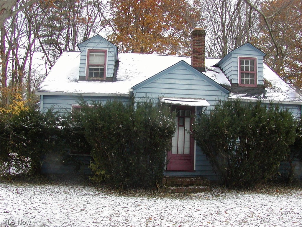 Lot:  50 X 136.  Home has great potential. Needs a lot of work.  Seller has not lived in the home for years and offers no guarantees.  Home to be sold "as is"
Room sizes approximate.