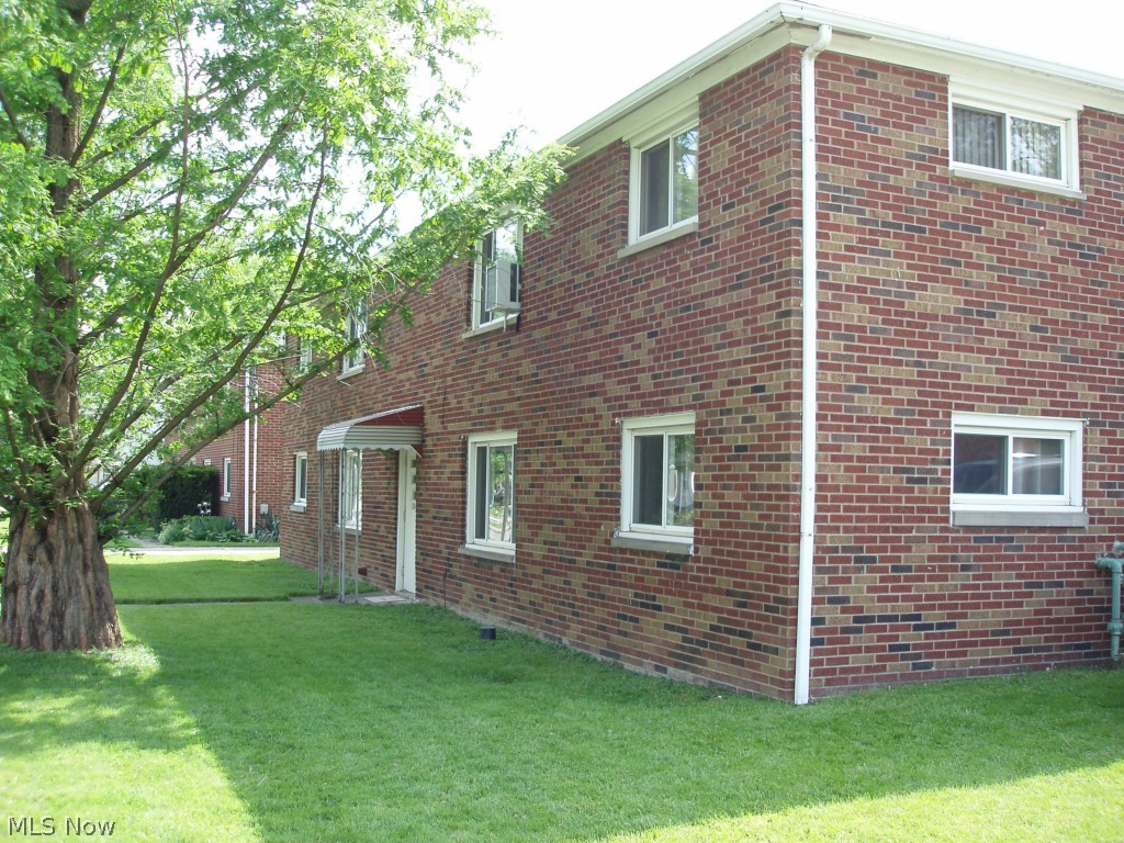 NO PETS and non smoker ONLY
Nice 2 bedroom apartment. First floor unit. New Bathroom and updated Kitchen, New carpeting. 
New Stove and refrigerator.