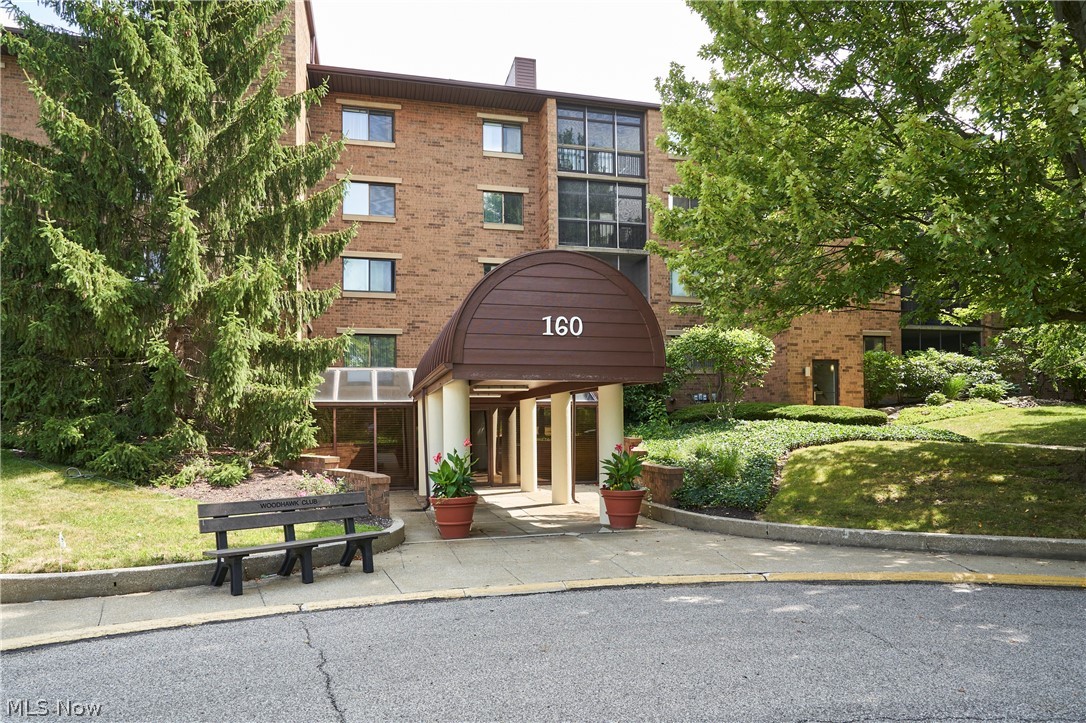 Welcome to this spacious, open-concept 2-bedroom, 2-bathroom condo located in the desirable Woodhawk community. The bright and inviting layout offers comfortable living with an abundance of natural light flowing throughout the home. Relax and unwind on the screened-in patio, the perfect space to enjoy your morning coffee or a peaceful evening while taking in the outdoors from the comfort of your home. Recent updates include a new furnace and hot water tank installed in 2024, providing added value and peace of mind. Enjoy low-maintenance living with access to Woodhawk's sought-after amenities and beautifully maintained grounds. For added confidence, the seller is including a one-year home warranty, making this move-in-ready condo an exceptional opportunity.