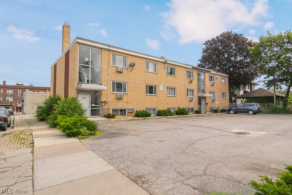 1415 Wyandotte #105, Lakewood - 1 bed 1 bath apartment! Heat included!

$625 rent / $625 deposit
$40 application fee per adult
1-2 pets OK with approved PetScreening and PetFee. (Some breed restrictions apply per HUD guidelines).
NO SMOKING
1 time $79 non-refundable set up fee paid at lease signing

All applicants are required to fill out a PetScreening application, found on our website directly on the application before being processed. Even if you have NO pets - this application must be filled out. One time, non-refundable pet fee of $200-300 per animal applies to all pets & must be paid prior to or when you pay your first month rent. (No fee for qualified assistance animals).

Our application is processed through secure site: Findigs, and they require ID and income verification. Without this, your application will not be processed. They offer 24/7 chat support on their application directly if you have any questions.

Single Bedroom unit close to schools, shopping, food a