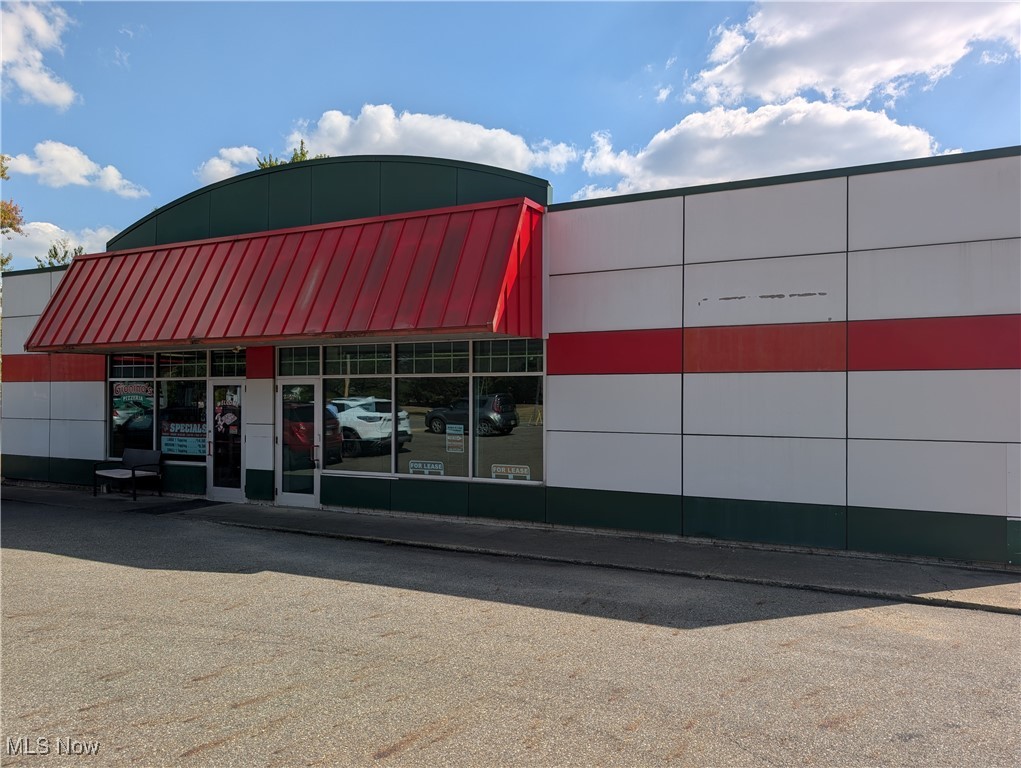 Why don't you put your business in here?  Spacious 1600 square foot location in a booming bedroom community.  Store front glassed with 260 sq. ft. cooler.  Share the building with Gionnino's Pizzeria.  Very open concept waiting for your business.  Tenant pays utilities.