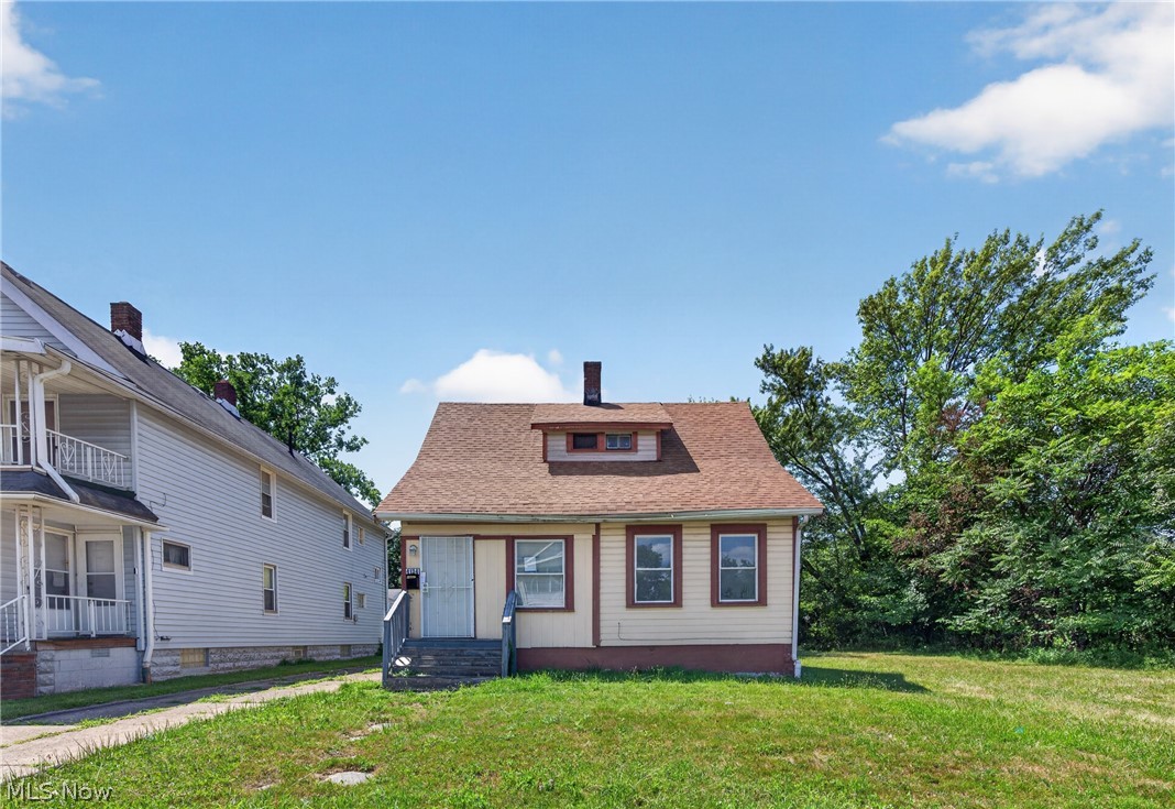 INVESTOR OPPORTUNITY!
2-bedroom, 1-bath home with plenty of potential! This property offers a simple layout, a nice yard, and an
opportunity to make it your own. The home will need repairs and updates, making it a great option for investors,
flippers, or buyers who are not afraid of a project.
With some work and vision, this home could be transformed into a comfortable place to live or a valuable
investment property.