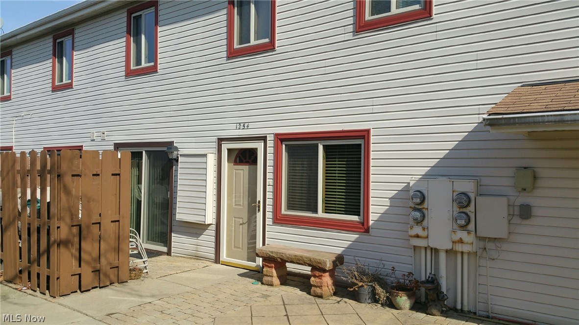 Very nice end unit Condo that is move in ready! Features newer H2O unit, furnace, and applicances including dishwasher, garbage disposal, washer/dryer, jetted tub, storm door with screen. All appliances and sandstone bench out back stay with property. Cozy patio and attached garage.