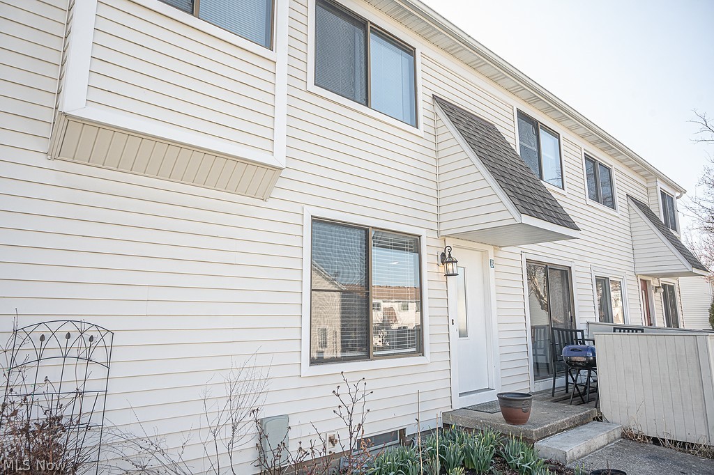 Fantastic 3 Bdrm Townhouse With FRESH PAINT/Carpet/fixtures Spacious Eat in kitchen with Refinished cabinets & sliders to nice deck. Full Finished lower level with Rec Rm with new carpeting. 1 car garage Turn key   VIRTUAL SHOWINGS ONLY