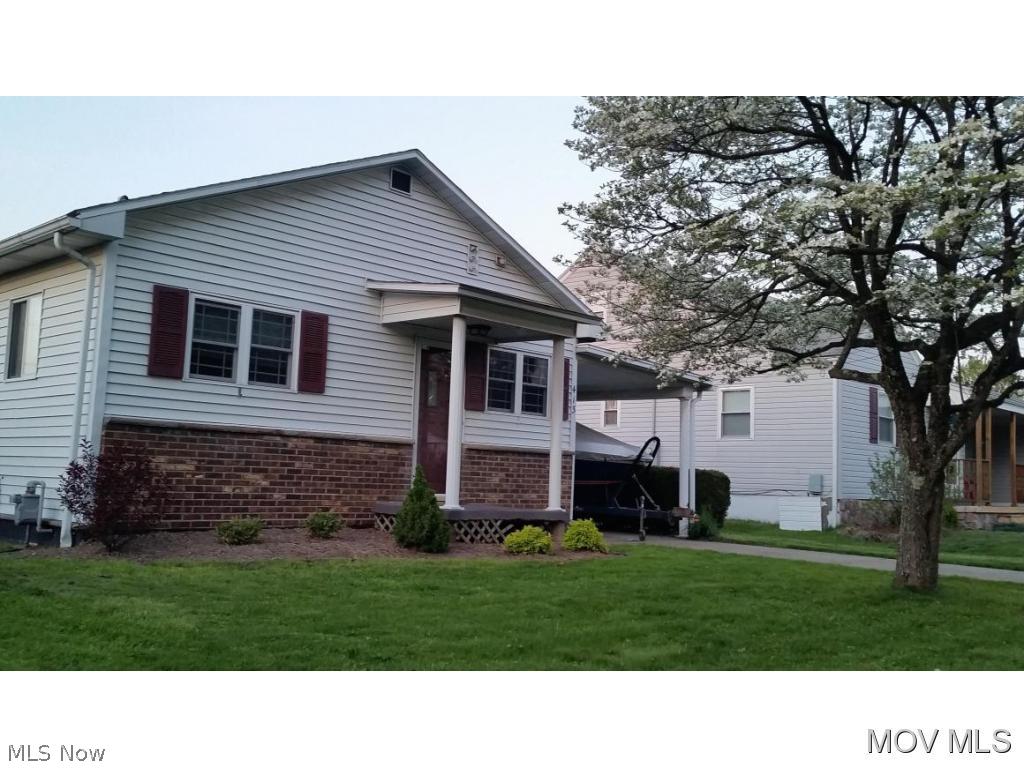 From curb appeal to fenced in back yard with everything in between this home is a MUST SEE! Walk into a spacious living room/ dining room combo follow through to a cozy kitchen. There is a screened in porch off of the utility/laundry room that leads to the fenced in back yard. Conveniently located in Vienna! Schedule to view today!!!  Elem: Greenmont Elementary  Elem/Bus: N  JrHigh: Jackson Jr. High School  JrHigh/Bus: N  High: Parkersburg High  High/Bus: N  Fire: CIT  Police: CTY  ;SQFT=Fin Above:845, Fin Total:845, Unfin Above:0;GAR= 1 Car Carport;PRKG= Off Street