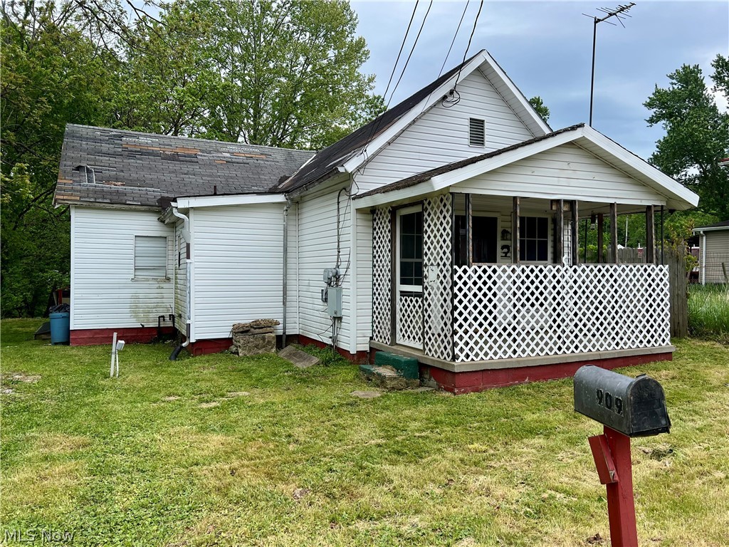 Calling on investors/ flippers! Opportunity awaits at this 2-bedroom, 1 bathroom home located in South Parkersburg. This home features all one floor living measuring 1,023 square feet and is conveniently located near amenities, shopping, and dining! Come bring this home back to life and make it your own. Property is being sold as-is, where-is!