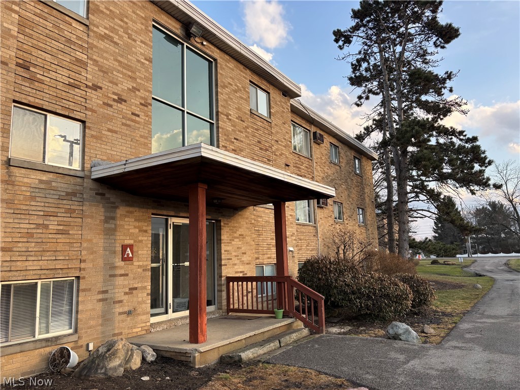 Welcome to this charming 2-bedroom, 1-bath condo in North Royalton, Ohio! This upper-level unit features a dedicated parking space and offers a great opportunity for both first-time buyers and investors alike. With its functional layout and low-maintenance living, this condo is perfect as a starter home or a solid addition to your rental portfolio. Don’t miss your chance to own in a desirable location—schedule your showing today!