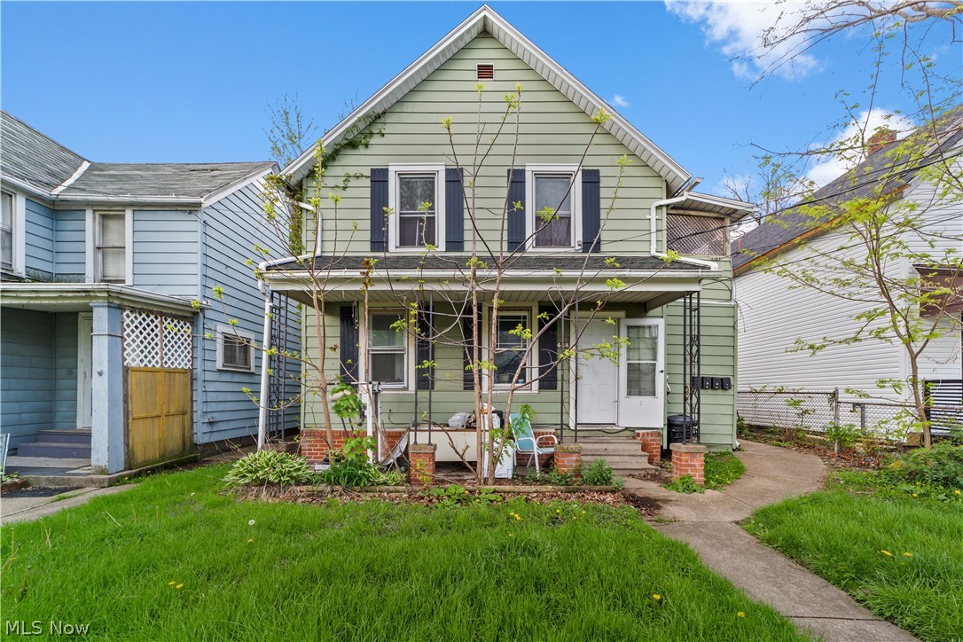 Investment Opportunity in Lorain! This 4-unit property features a mix of 2 bed / 1 bath and 1 bed / 1 bath units, all currently leased on month-to-month terms, providing immediate income and flexibility.
Rents range from $525–$750/month, offering strong upside potential for increased cash flow. Conveniently located near shopping, dining, parks, and major roadways. A great addition to any investment portfolio!