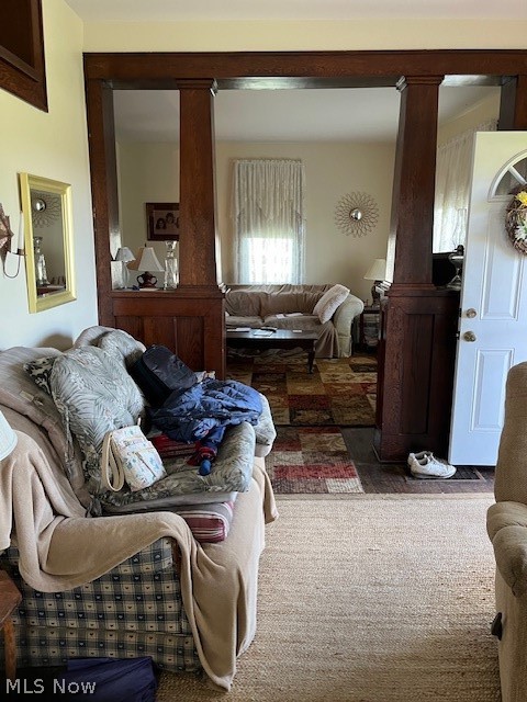 Main image without alt text