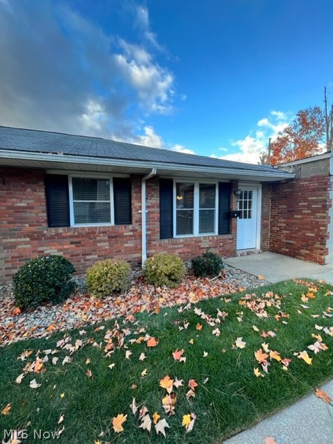 Located in Salem is this 2 Bedroom/1 Bath Ranch Condo that has Central Air.  The kitchen includes a stove and refrigerator which the tenant is to maintain.  There is a washer and dryer provided which the tenant is also to maintain.  This unit has electric heat.  Monthly rent is $715.00 plus the tenant pays for the electric and water/sewer services.  Landscaping and trash services are included with the monthly rent.  Full security deposit of $715.00 and first month rent is due before an approved tenant can move in.  No smoking, no pets and no Section 8.