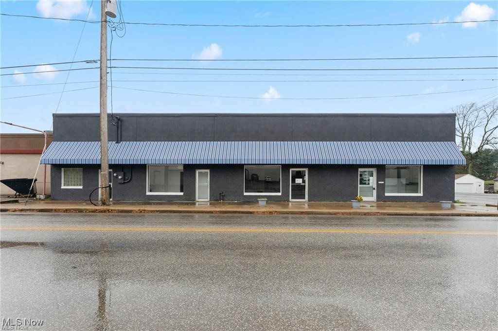 One space is available for lease. The space is 1,938 sqft, Commercial retail or office space with dedicated parking just off of the main road in Salem, Ohio. 10057 cars drive by Main and Jennings Ave a day.