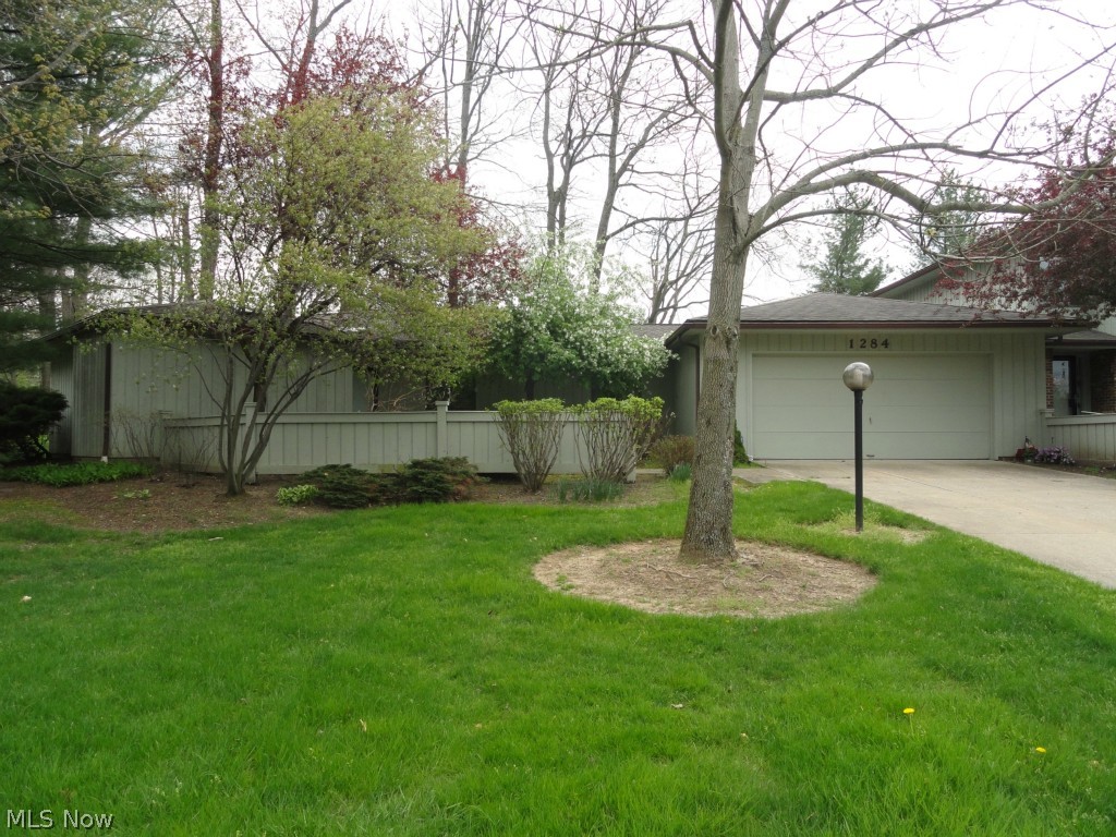 Nice ranch condo with open floor plan in "The Kames", a beautifully maintained community with swimming pool and clubhouse.  End unit.  Foyer entry, formal living room and dining room.  Sliders to sunroom.  Eat in kitchen, first floor laundry.  Beautiful oak trim throughout, wet bar in dining room.  Updated furnace, A/C and appliances.  Washer and dryer and kitchen bench included.  Close to Rt. 8 and shopping.