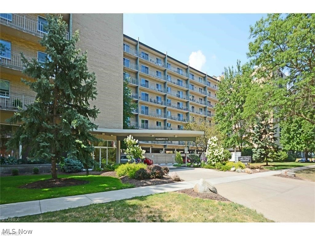 Excellent 2 bedroom opportunity at Lake Edge steps from Louisa May Alcott Elementary school and close proximity to Downtown Cleveland and Lakewood.  Become a part of this iconic Edgewater neighborhood and enjoy Beach Happy Hours every Thursday in the summer and Light Up the Lake July 4th fireworks.  Come enjoy a true sense of community in this updated unit!