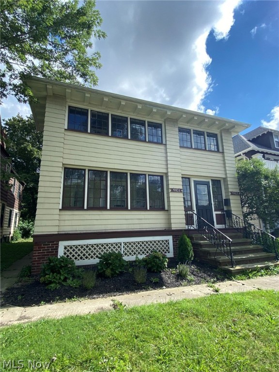 Well maintained, two bedroom, one bathroom apartment with hardwood floors, updated modern light fixtures, new gas stove and enclosed 2nd story porch.  The property is nice and clean. The property has two living areas. Move right in.  
Tenant to receive for use; a clothes washer and dryer.  Non-coin operated and the landlord/owner pays the water bill. 
Edgewater Park is across the street.