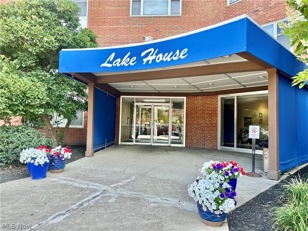 Lake House Condo - Residential Lease