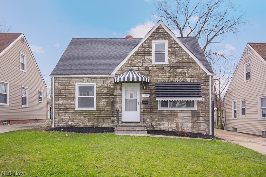 5337 Hollywood, Maple Heights - 3 bed 1 bath single family home! //
 
$1095 rent/ $1095 deposit //
$49 application fee per adult //
NO SMOKING //
1 time $129 non-refundable set up fee paid at lease signing //

** MOVE-IN DATE 21-45 DAYS OUT TO ACCOMMODATE REQUIRED CITY OF MAPLE HTS COMPLIANCE - MOVE-IN DATE TBD, NO EXCEPTIONS ** //

$30/month required resident benefit package; can include personal property/liability insurance for an additional $5/month for $35/month total. //

All applicants are required to fill out a PetScreening app, found on our website directly on the app before being processed. Even if you have NO pets - this app must be filled out. One-time, non-refundable pet fee of $200-300 per animal applies to all pets & must be paid prior to or when you pay your first month rent. (No fee for qualified assistance animals). //

Our app is processed through secure site: Findigs, they require ID & income verification. W/O this, your app will not be processed. They o