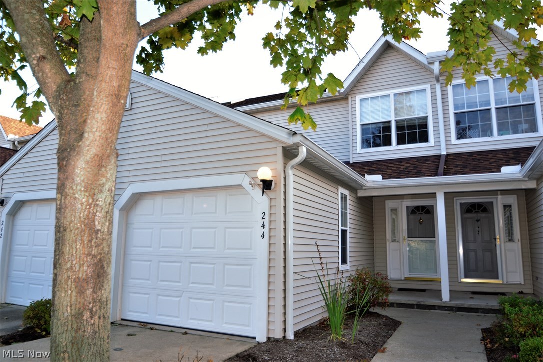 Move in condition with new carpet 10/2015.  Freshly painted. Stainless appliances and close to shopping and freeways. Square footage does not include lower level finished space.