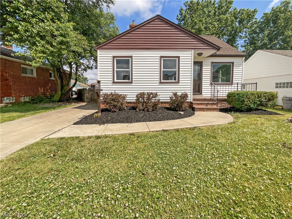 This charming home is perfect for those looking for flexible living space and a secure outdoor area. The kitchen features a beautiful backsplash that adds a touch of elegance. The primary bathroom features good under sink storage, perfect for keeping all your essentials organized. The backyard is fully fenced in, providing a safe and private area for outdoor activities. With all these amenities, this home is sure to fit your needs. Don't miss out on this great opportunity!