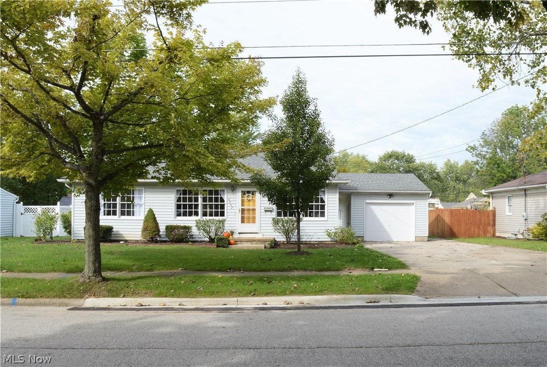 Lovely Stow ranch with a spacious fenced in back yard for plenty of outdoor activities.  Three nicely sized bedrooms and a great living room and dining room will be the perfect place to dine and unwind.
