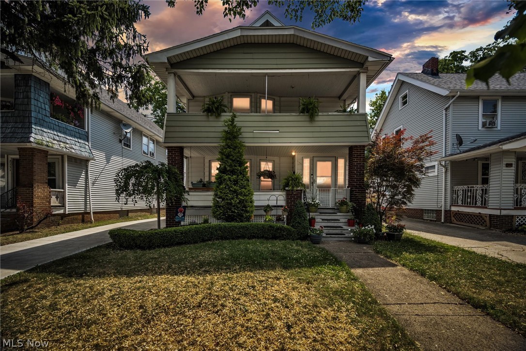 This well maintained colonial in the heart of Lakewood features 4 bedrooms, 2 bathrooms, 2 kitchens and 2 dining rooms.  This home was once a duplex converted into a single family home and could easily be converted back.  Outback you will find a private back yard that is fully fenced in and a detached 2 car garage.  Schedule your appointment on this one before it's gone.
