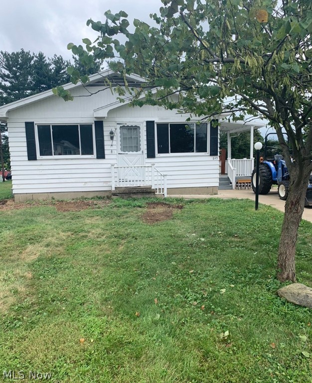 3 bedroom, 1 bath single family home for rent on the north end of Zanesville. Convenient walk to local amenities such as schools, hospital, restaurants and shops. Tenant pays all utilities. All applicants subject to credit and background check.