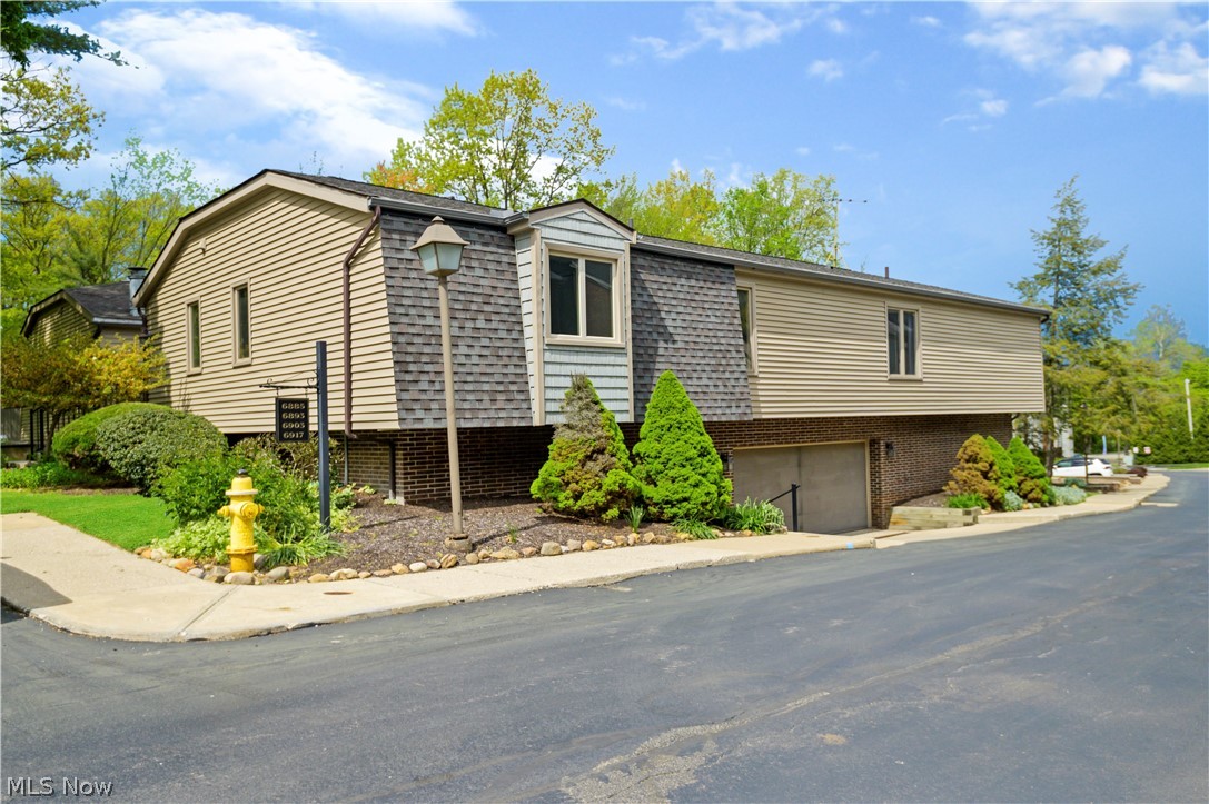 Welcome home to this updated low maintenance condo in Brecksville! Updated Kitchen, bath, paint, floors, new doors and much more. Don't miss out on this great home!