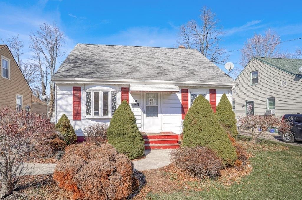 Spacious cape cod with fabulous sunroom! Feature include newer windows, furnace under 10 years old, oak kitchen cabinets and a large 2 car garage! Additional features include gutter guards and blown in insulation. This home has so much to offer. The main bedroom on the second floor offer 2 large closets and plenty of built ins! Call your favorite real estate professional today and schedule your private showing!
Furnace and wondows are believed to be around 8 years old.