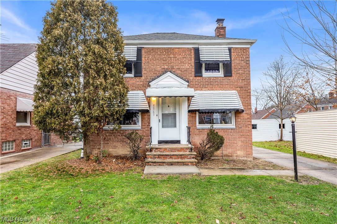 5565 Beechwood Ave., Maple Heights - Spacious 4 bed 1.5 bath single family home! //

$ 1395 rent / $ 1395 deposit //

$49 application fee per adult //

1-2 pets OK with approved PetScreening and PetFee.(Some breed restrictions apply per HUD guidelines). //
NO SMOKING //

1 time $149 non-refundable set up fee paid at lease signing //

$30/month required resident benefit package; can include personal property/liability insurance for an additional $5/month for $35/month total. //

All applicants are required to fill out a PetScreening application, found on our website/app before being processed. Even if you have NO pets - this app must be filled out. 1-2 pets OK w/ approved PetScreening & PetFee (Some breed restrictions apply). 1 time, non-refundable pet fee of $200-500 per animal applies to all pets & must be paid prior to or when you pay your 1st month rent. (No fee for qualified assistance animals) //

Our application is processed through secure site: Findigs. They require ID & income verification. Without this, your app will not be processed. They offer 24/7 chat support on their app directly if you have any questions //

BEDROOMS: 4

BATHROOMS: 1.5 

APPLIANCES PROVIDED: N/A

UTILITIES / RESIDENT RESPONSIBILITY: Residents are responsible for all utilities including: water/sewer/trash, gas & electric and are responsible to maintain lawn care, maintenance & snow removal.

Serious inquiries only.