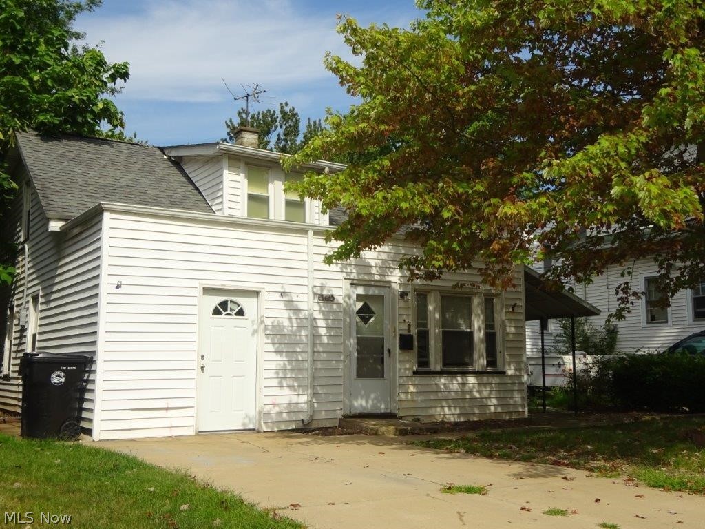 Cozy 2-3 bedroom cape cod located in the heart of Westpark. Garage has been converted it could be turned into third bedroom, office or storage. Living room with decorative fireplace, dining area and kitchen. Covered patio with very little yard to maintain. New carpeting. Wont Last! Easy to show.