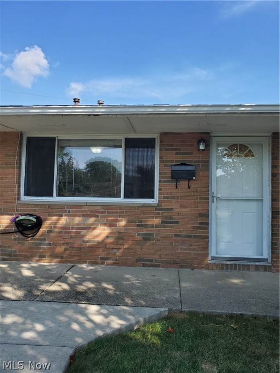 Come and view this wonderful solid brick condo, that won't last, it is in a fantastic location facing swimming pool, and in a move in ready condition.
It could be yours if you act fast.