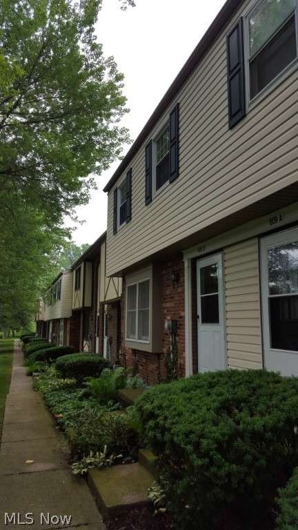 Great 3 bedroom condo with 1 full bath and one half bath and finished Family Room in Basement level with laundry washer and dryer provided. Off street parking, gorgeous Back Fenced & gated patio deck and front porch. Some pets allowed, must disclose on application then landlord will determine if acceptable or not.. PROFESSIONALLY PROPERTY MANAGED. All tenants / occupants 18 and older  MUST pass online national background check, credit check, eviction check, etc. at Tenant(s) cost.