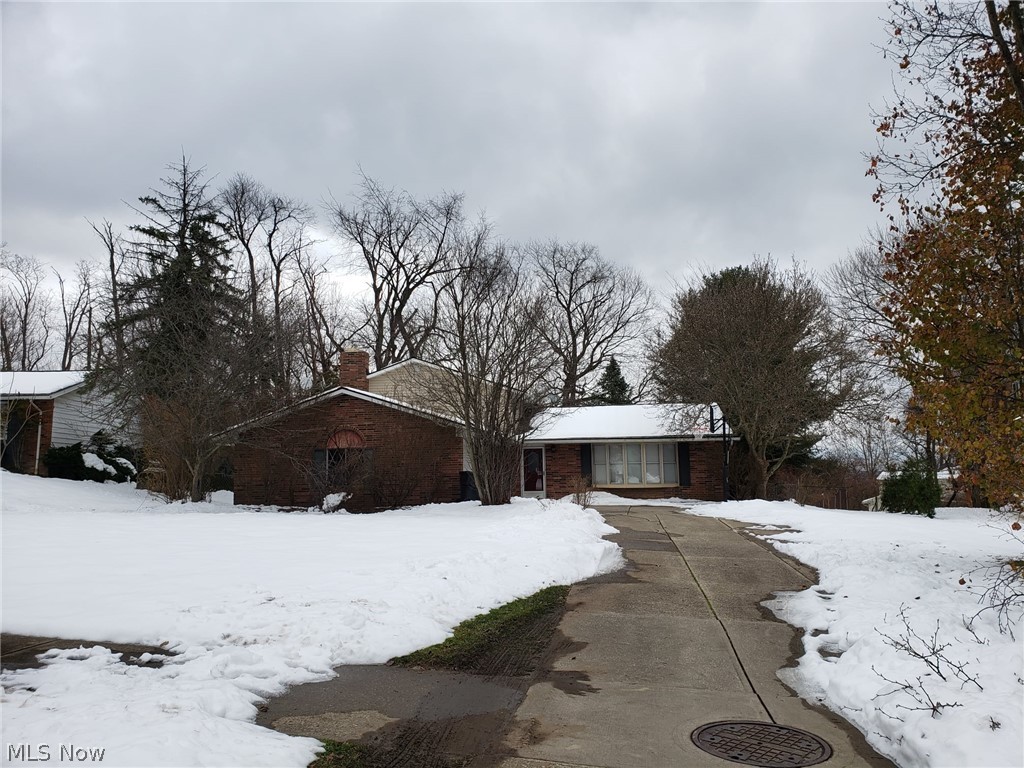 Amazing Rental Opportunity in Solon!  
This 3 bedroom, 1.5 bathroom split-level house is ready to move in TODAY!  Laminate/hardwood/ceramic/carpet flooring, plenty of living and entertainment space between the living room, formal dining room and large family room/den. High vaulted ceilings in the living room and dining room. Refrigerator, stove, dishwasher, washer and dryer are included. Master bedroom with master bathroom. 2-car attached garage, fenced in yard and deck off of the dining room complete this beautiful home.