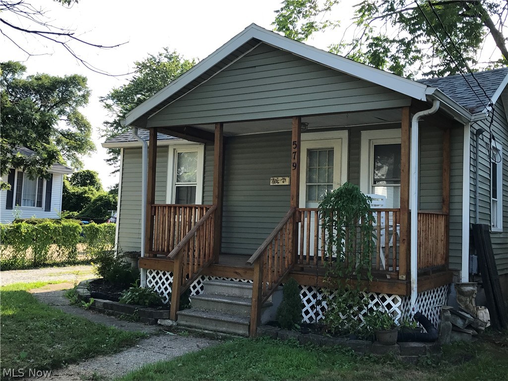 Great Starter Home or Investment Opportunity! This Move-In Ready Home has been Refurbished and Lots of Potential! New Flooring, Roof, and Kitchen.  Stop Paying Rent and Own Your Own Home for Less than Paying Rent! Great Location close to Schools, Shopping, and Expressways. Don't Miss Out on this one! Schedule your Showing Today!