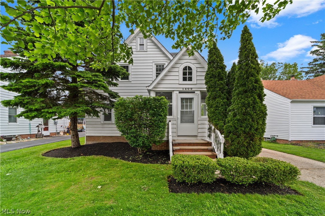 Fantastic Colonial with 3 bedrooms and 2 bathrooms with charm & character! Natural woodwork and beautiful hardwood floors in living & dining rooms. Fireplace in living room. Eating space in updated kitchen with ceramic tile floor and skylight. Recreation room, office and second full bath. Finished 3rd floor with new carpeting offers additional living space and storage. Enclosed front porch and private, rear deck overlooking lush, landscaped yard. Square footage does not include finished attic or finished basement. Walk to Oakville Park. City Point of Sale ordered and Seller to make compliant. Very convenient to stores, main roads and freeway. 
Call today to schedule a showing !!!
