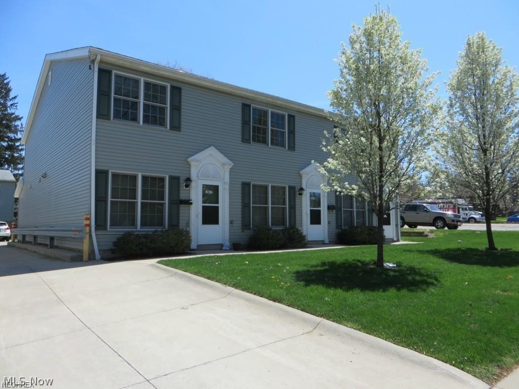 Freshly painted. energy efficient. Very modern 2 bedroom apt with large bedrooms and attached garage with an extra Parking Space. Kitchen with dining and appliances. 1.5 bath. central air and Laundry hookups. Lawn/Snow services. Conveniently located near bus route, Route 8 North or south.
Tenants pay all utilities and cable.