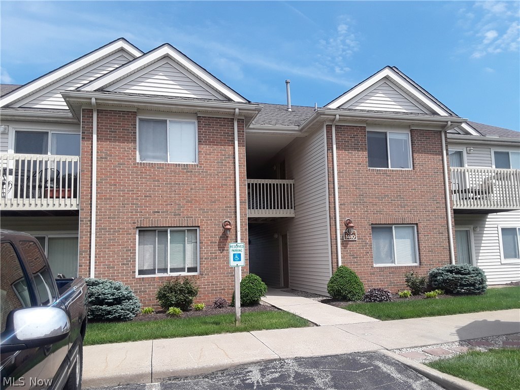 Great location! Close to retail, shopping restaurants, expressway, golf, and much more. The amenities include pool access, exercise room, and community room. Condo located on second floor with rooftop views. Walk in to the open floor plan, vaulted ceilings, freshly painted with earth tone colors, modern flooring, and newer appliances. Apartment will include washer and dryer.  All adult applicants must apply online requiring an $35 application fee. Those with evictions or criminal history will not be considered.