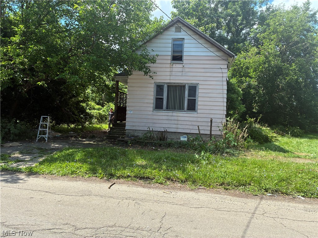 Good rehab opportunity in the Slavic Village area.  Property is in need of full rehab.  Good bones.  Great portfolio builder!
