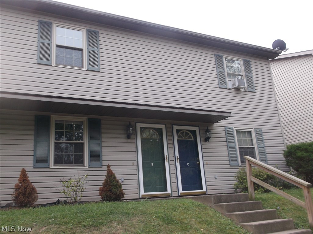 Clean 2 bedroom townhouse-style apartment offers large eat-in size kitchen with appliances and washer/dryer hookup, large master bedroom, large closets.  2 designated off-street parking spaces.  Owner currently pays sewer bill $50-$76/mo. No pets. Security deposit $650. Agent owned.
