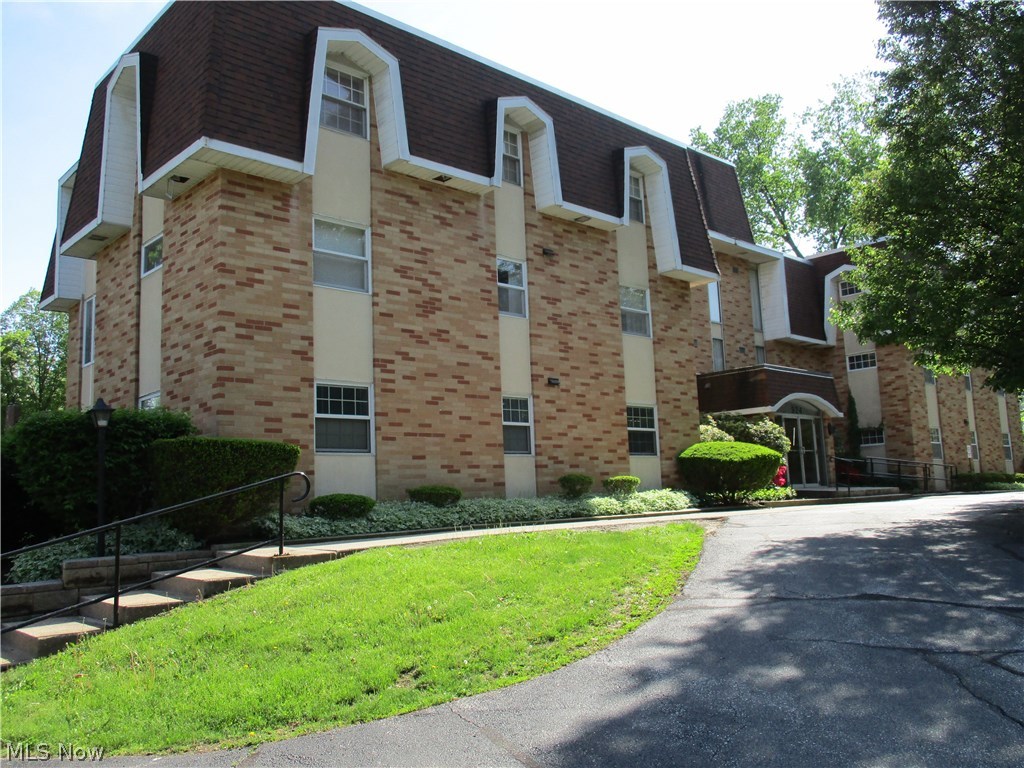 First floor unit with patio. 2 Bedrooms 2 Bathrooms. Extra storage space in garage. Appliances included.