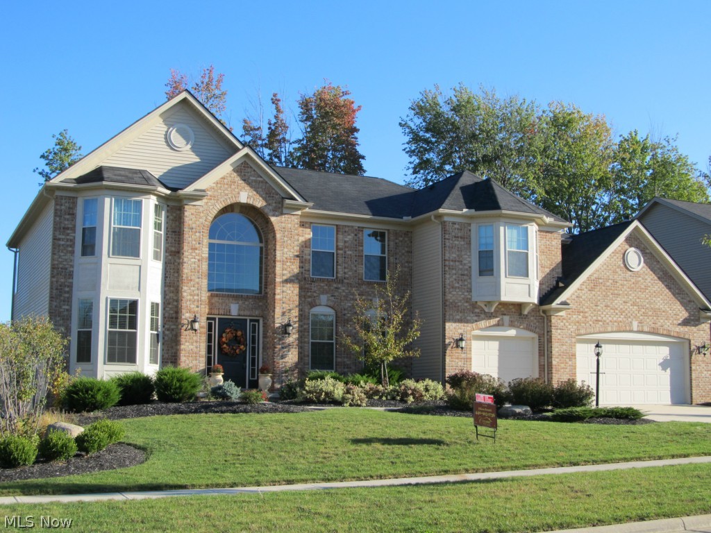 Former model "Preston 27" gorgeous hardwood Hickory floors in gourmet kitchen & foyer. Granite countertops 2 breakfast bars. Vaulted sun room 2 story family room w/loads of windows for natural light. Glass french doors on den w/wrought iron spindles. Vaulted master sitting room & his & hers walk in closets. Glamour bath w/tile shower. Basement w/garden windows. 3 car  garage, rec facilities & so much more!!
