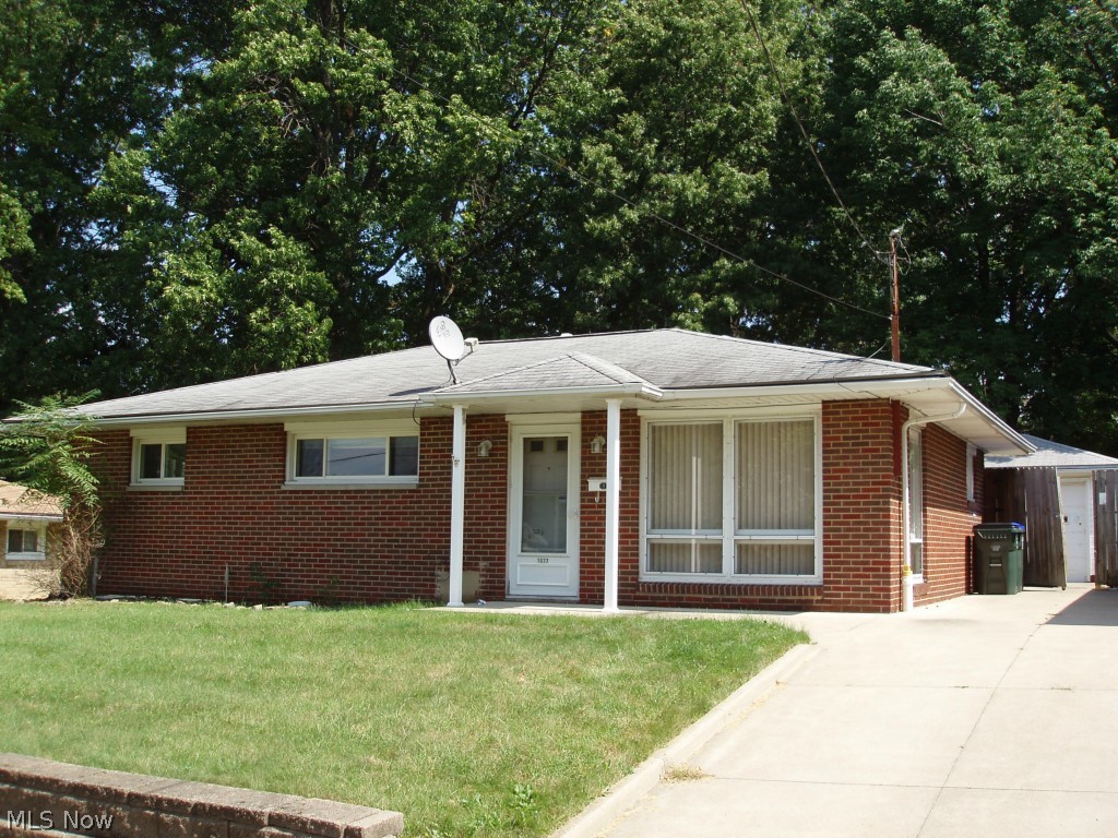 Nice 3 bedroom Brick Ranch.. Remodeled Kitchen and Bath.  Fenced Yard. Garage w/opener.
A/C.