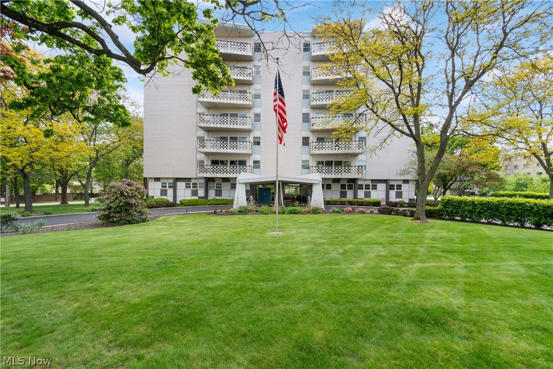 Welcome to Unit 6C at 275 N Portage Path in the desirable Carlton House community.
This spacious 2-bedroom condominium has been beautifully renovated and is move-in ready for its next owner. Recent updates include a new HVAC system and hot water heater installed in January 2026, along with a new dishwasher, garbage disposal, and refrigerator added in 2025. Additional upgrades feature new LVT flooring, windows, a new electrical panel, updated bathrooms, modern ceiling fan & lighting fixtures, and fresh paint. Inside, you’ll find dark LVT flooring throughout, a great room that opens seamlessly to the dining area and kitchen, and a thoughtful floor plan with generously sized bedrooms and bathrooms. The private balcony offers a beautiful bird’s-eye north-facing view and features new tile flooring. Additional conveniences include a conveniently located laundry room, extra storage, a heated garage featuring a designated parking spot, a car wash area, plenty of guest parking AND.. your cable & internet are included in HOA fees. Located across from Portage Country Club, this turnkey condo combines modern updates with an excellent layout in a highly sought-after community. This property offers excellent location and accessibility. It is located just 2.9 miles from downtown Akron, an easy 0.6-mile walk to Mustard Seed Market, 17 miles from Akron-Canton Airport (CAK), and 37.6 miles from Cleveland Hopkins International Airport (CLE). If you enjoy walking and biking, this property is conveniently located just 1.1 miles from the scenic Ohio & Erie Canal Towpath Trail — an ideal spot for recreation and outdoor activities.