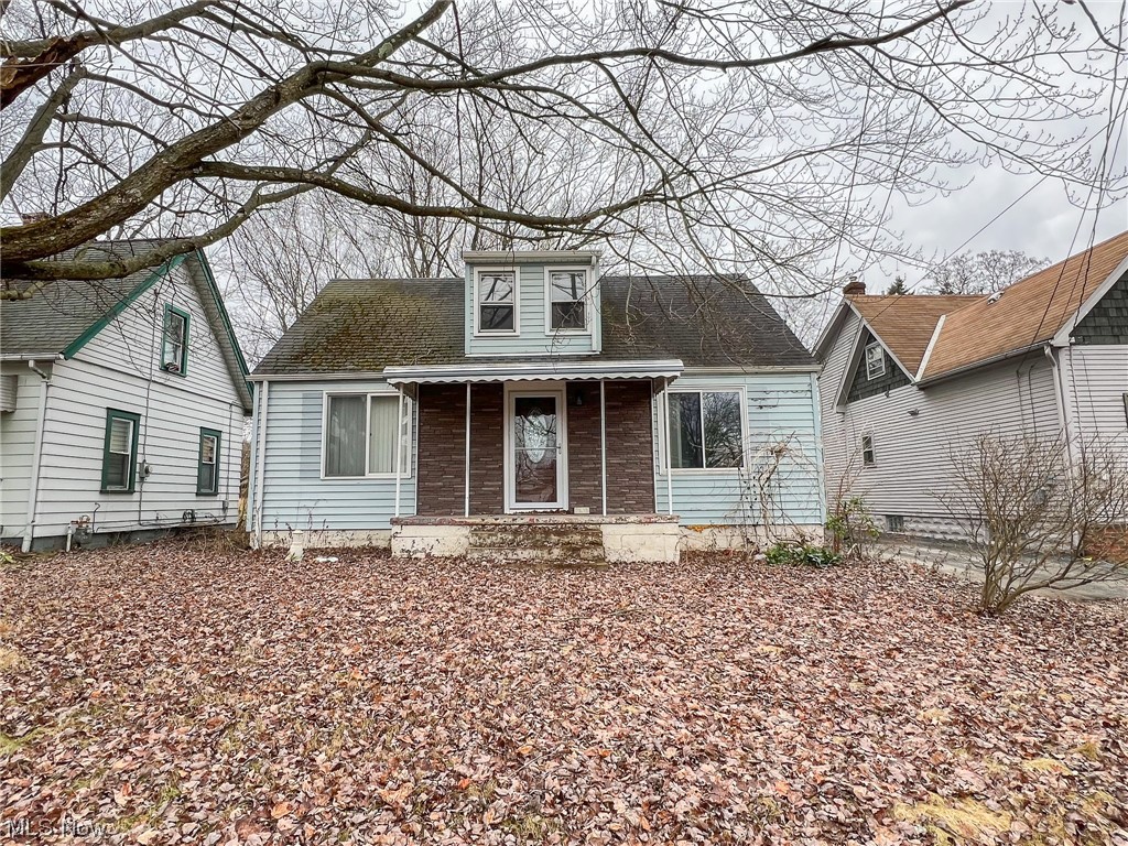 Welcome to 425 8th St, This charming 4 bedroom, 2 bath home in  Struthers school district is ready for you to make it your own. With a beautiful additional back family room and new glass sliding doors overlooking the spacious backyard, this home offers endless possibilities for creating your dream living space. Don't miss out on this incredible opportunity - schedule your showing today and seize the chance to own a home that's priced to sell!