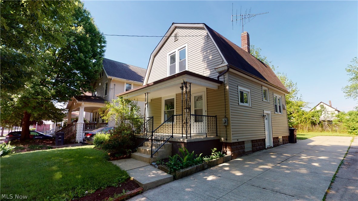 Nicely updated 2 bedroom 1.5 bathroom Home.
Updates include New bathrooms, New flooring and paint throughout. 
Home warranty.