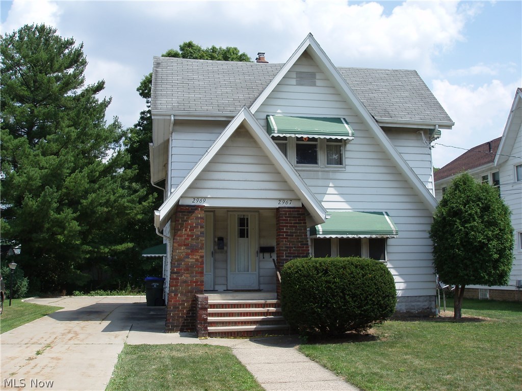 First Floor Apartment with Central Air...2 Bedroom, 1 Bathroom, Formal Dining room, Living room...1 Car Garage...NO PETS....
Extra storage in basement...Owner pays water, sewer, & trash...Shared washer and dryer in basement...
...