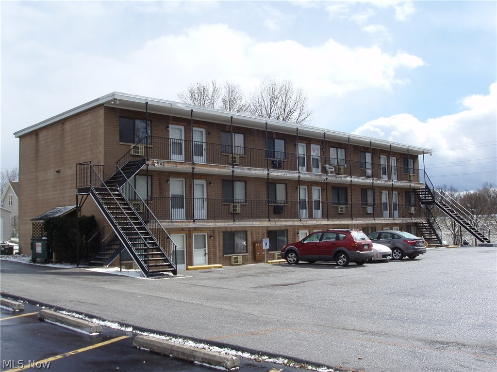 18 one bedroom apartments.  All units are rented. Tenants pay electric...
Cap rate 14%