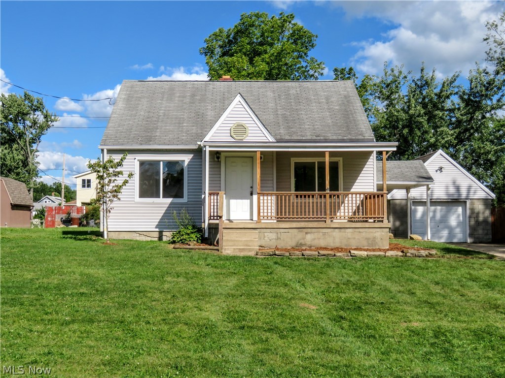 Adorable 3 bedroom cape cod nestled in Niles close to everything! Move in ready and on a large double lot. Schedule to see this cutie before it's gone!