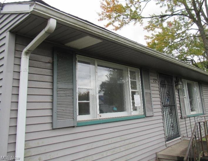 Great opportunity to buy this ranch style fixer upper built in 1954, located in Akron, OH and sitting on a .126 acre lot (50x110) with a 2 car detached garage. 
 The interior has 3 bedrooms and 1 bathroom plus a full basement.