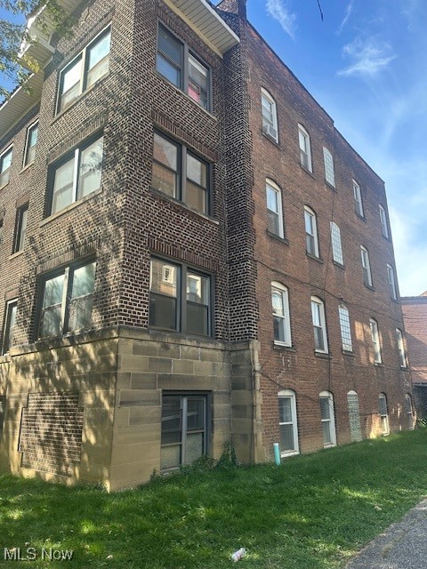 Welcome to our spacious 3-bedroom, 1-bathroom apartment located in Cleveland Heights, OH. This beautifully furnished apartment offers flexible lease terms, making it perfect for those seeking short-term accommodations. Enjoy the convenience of being just minutes away from University Circle and Coventry, where you can explore a variety of dining options. In addition, our community features a playground for residents to enjoy. Don't miss out on the opportunity to make this apartment your new home!

Tenant must have the following: 

600+ credit score 
No pets 
No previous evictions (last 5 years) 
No felonies 
2.5 X income to rent ratio.  Verifiable income.

$50 tenant paid application fee